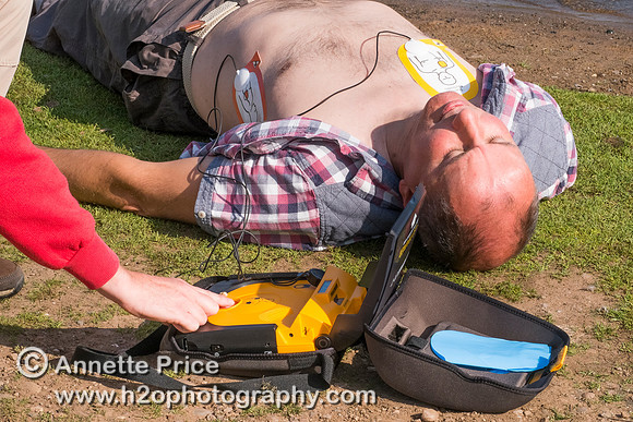 First aid outdoors - using a defibrillator