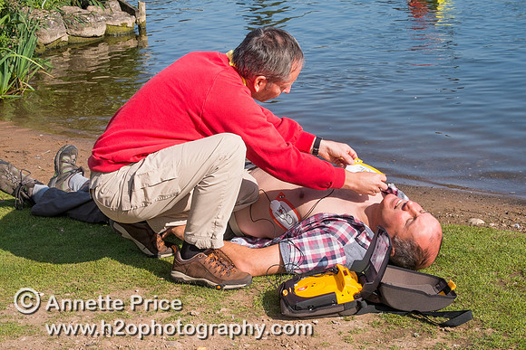 First aid outdoors - using a defibrillator
