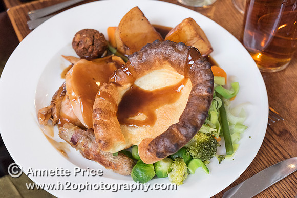 Putney Bridge Canoe Club paddle to the Ship pub in Mortlake for Christmas Dinner