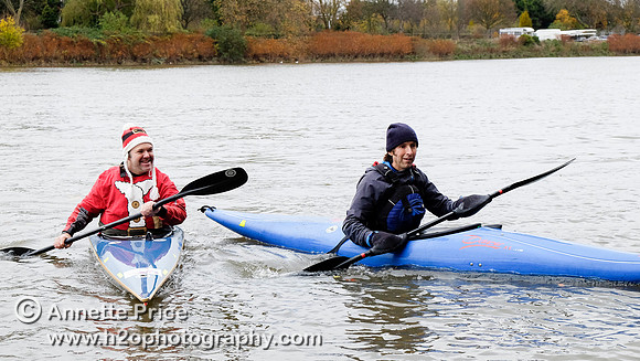 Craig Garlington (L) and Kevin Heydenrych (R)  paddling to the Ship pub in Mortlake