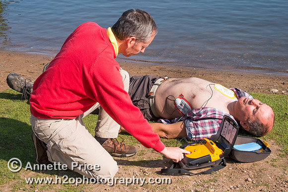 First aid outdoors - using a defibrillator