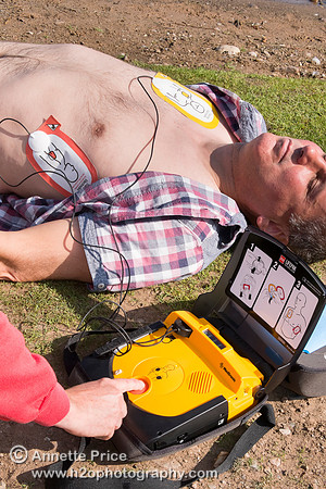 First aid outdoors - using a defibrillator