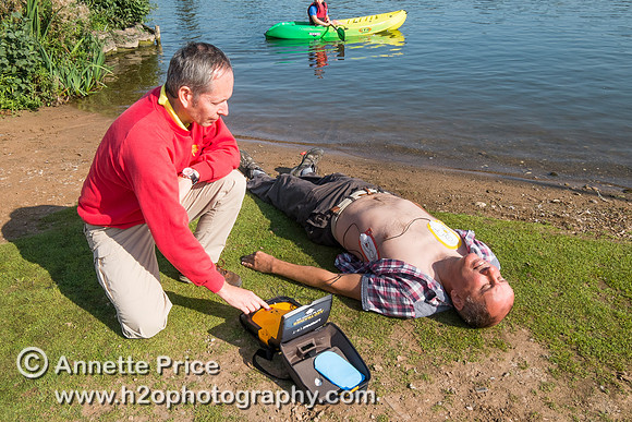 First aid outdoors - using a defibrillator