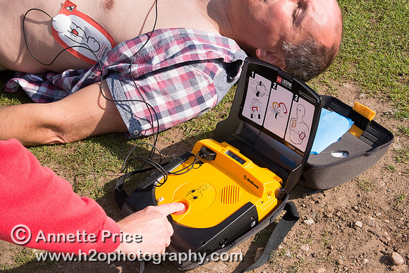 First aid outdoors - using a defibrillator