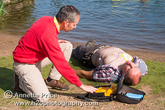 First aid outdoors - using a defibrillator