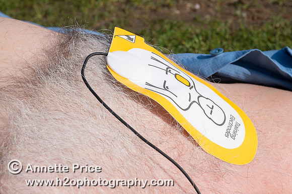 First aid outdoors - using a defibrillator