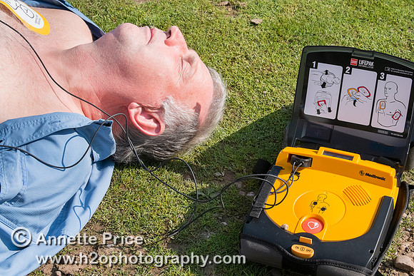 First aid outdoors - using a defibrillator